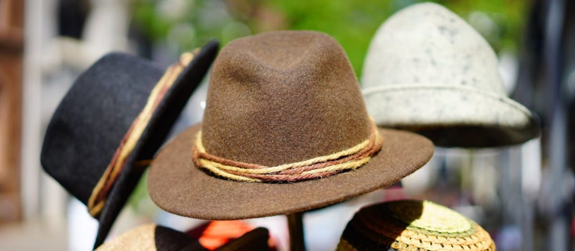 découvrez notre collection de chapeaux tendance pour tous les styles et occasions. que ce soit pour vous protéger du soleil ou ajouter une touche d'élégance à votre tenue, trouvez le chapeau parfait qui complétera votre look avec style.