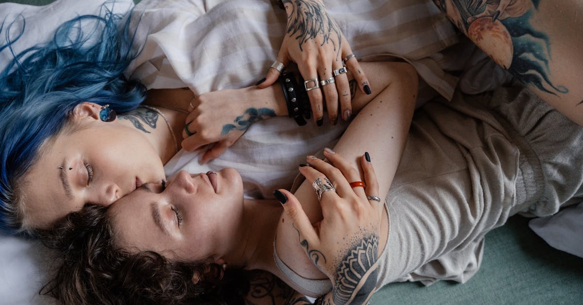 découvrez notre collection de faux piercings tendance et sans douleur. idéals pour ceux qui souhaitent ajouter une touche d'originalité à leur look sans s'engager à des piercings permanents. explorez des designs variés qui s'adaptent à tous les styles et occasions.