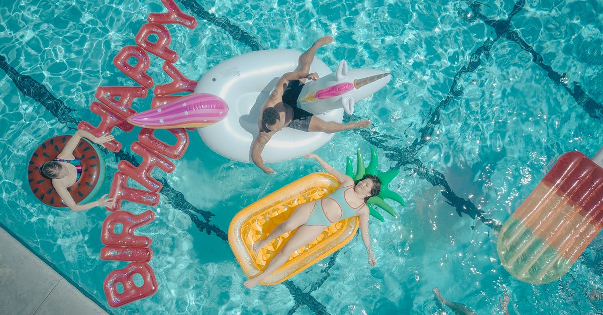 découvrez notre sélection de flotteurs de piscine tendance et colorés, idéaux pour des moments de détente au soleil. que vous cherchiez des designs amusants ou élégants, trouvez le flotteur parfait pour embellir vos journées d'été à la piscine.